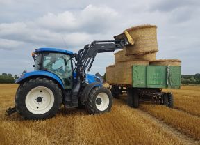 Strohballen auf Acker abfahren