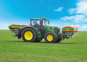 John Deere mit Amazone-Streuer
