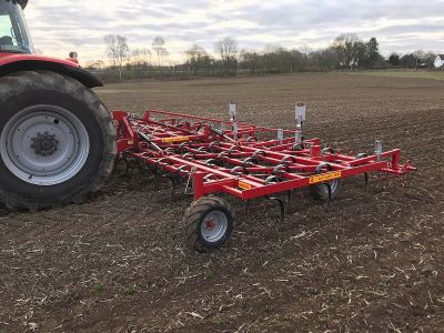 Großfederzinkenegge UniMax auf dem Acker
