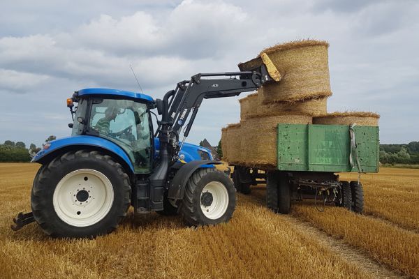 Strohballen auf Acker abfahren
